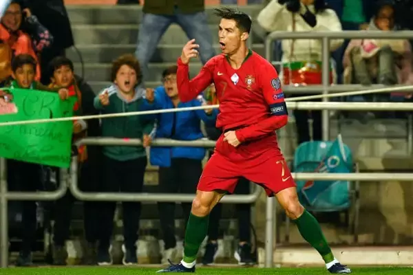 「30代に入ってから“代表50ゴール”の脅威　怪物C・ロナウドに常識は通用しない」の画像