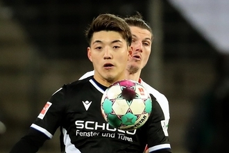 2トップ起用で新境地の堂安　日本代表でも広がる久保、伊東らとの共存の可能性