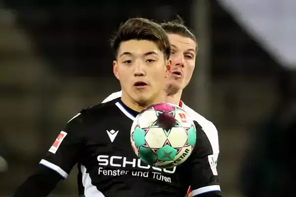 2トップ起用で新境地の堂安　日本代表でも広がる久保、伊東らとの共存の可能性