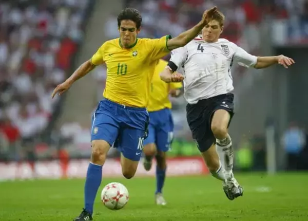 メッシでも追いつけなかった？　競走馬のようにピッチを駆けたスピードスターの記憶