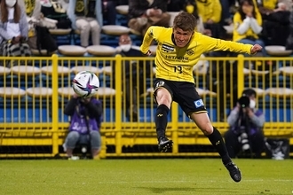 柏の攻撃を変えた“右サイドのロケット”　WBでもフィニッシュに絡み続ける男