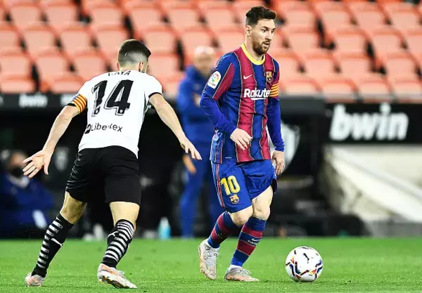 バルサ残留へ2人の重要人物とは　メッシは来季もカンプ・ノウのピッチに立つ？