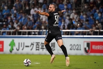 神戸に負けぬ“5人”のド派手補強　最下位脱出へ横浜FCが賭けた外国人助っ人