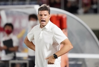 前半支配した徳島がまさかの超劣勢に　古巣対戦の浦和指揮官が見せた後半の打開策とは