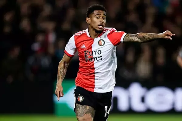 サカ、マルティネッリらに負けられない　オランダへ向かったアーセナルの若きFW