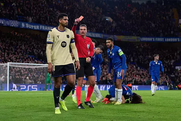 アラウホがバルセロナにメンタル回復の休養を求める　チェルシー戦の退場で批難が殺到