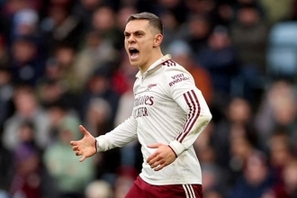 トロサールも万全ではない……　同点弾決めるも途中出場途中交代、アーセナル指揮官が理由を説明　「出場時間が限られていた」