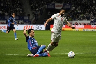 吉田の裏はW杯本大会でも狙われる　チュニジア戦で露呈した日本の失点パターン