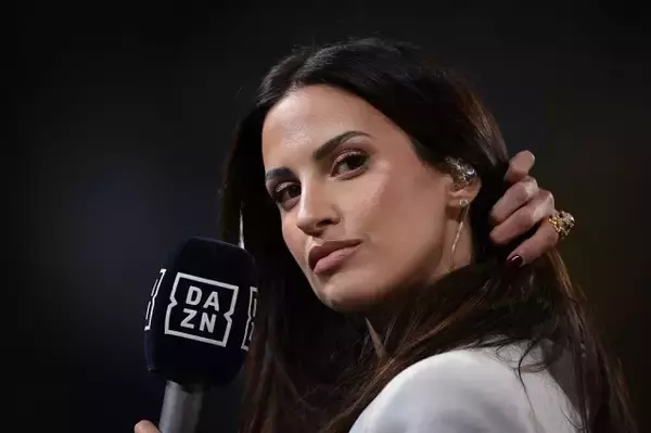 セリエAのビッグマッチでスケスケ大胆衣装のリポーターが話題をさらう！　SNSで熱狂コメントが殺到