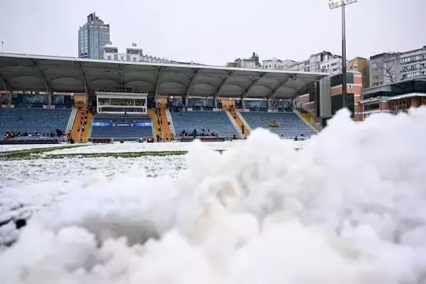 寒すぎてGKが試合中にホットドリンクで水分補給　極寒のトルコでの戦いに注目集まる