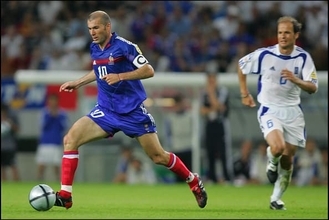 ジダンは現役時代から監督向きだった　EURO2004でギリシャに負けたフランス代表、ジダンは当時も戦術変更を要求していた