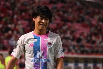 “東京五輪世代の期待されたストライカー”がコンバートで開花　左WBという新境地を見つけた岩崎悠人の輝き