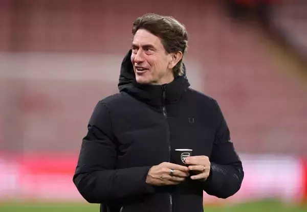 トッテナム指揮官大失態!?　あろうことか“宿敵アーセナルのロゴ入り”カップでコーヒーを飲む「アーセナルへの愛を示している」