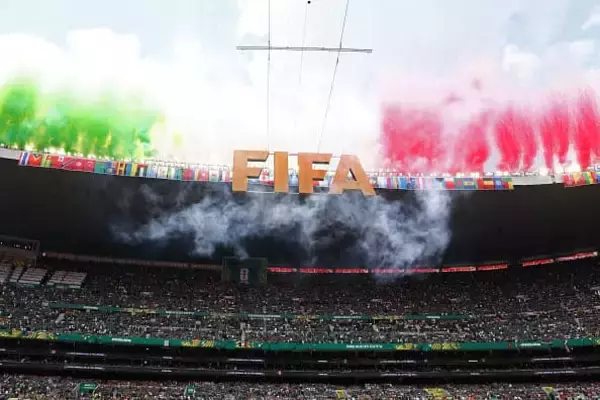 W杯で目立つために露出の多すぎるファッションでスタジアムへ来るのはいかがなものか　イタリアのアダルト女優に下品すぎると批判