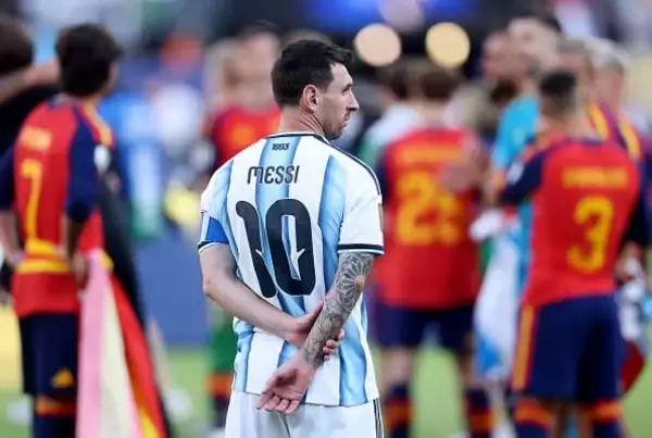 アルゼンチン代表の荒いプレイのおかげで主将メッシの評判にも傷？　W杯での一部選手の行動をメッシも謝罪すべきだったとの声が