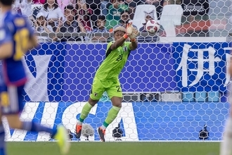 鈴木彩艶のポテンシャルは確かだが…… 21歳の日本・新守護神の“プレイ判断”に疑問も