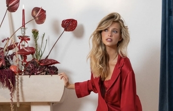 ランジェリー姿でうどんを持ち上げる!?　美しすぎるF1王者恋人の姿に羨望「美しさを少し分けて！」