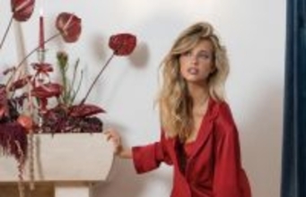 ランジェリー姿でうどんを持ち上げる!?　美しすぎるF1王者恋人の姿に羨望「美しさを少し分けて！」