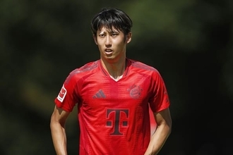バイエルンDF伊藤洋輝が屋内トレーニング施設で個別メニュー消化　年明け復帰へ順調な回復