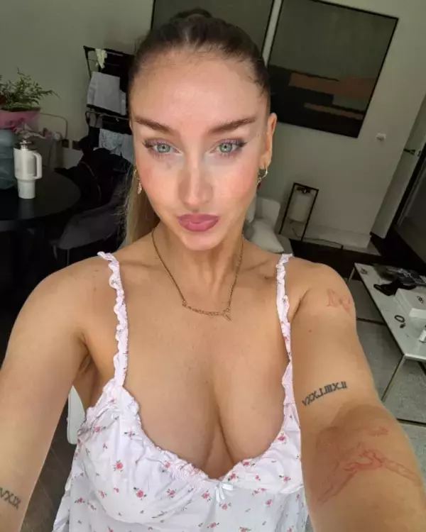 SNSで話題の24歳、スコールズ愛娘が“大胆な装い”でメイク動画を公開　「信じられない美しさ」とファン騒然