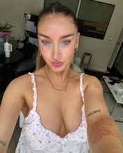 SNSで話題の24歳、スコールズ愛娘が“大胆な装い”でメイク動画を公開　「信じられない美しさ」とファン騒然