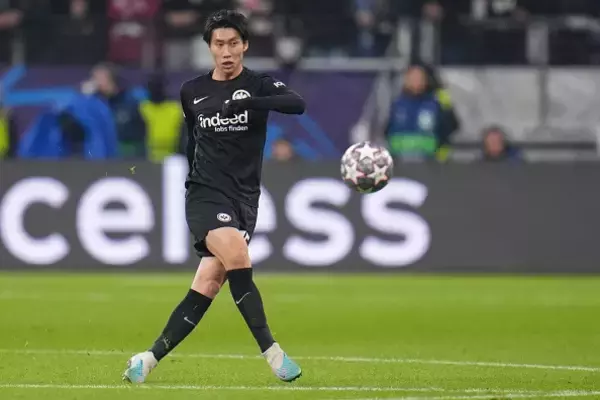 鎌田こそ“リヴァプール中盤再編”に合う選手？　日本のテクニシャンに世界が熱視線「獲得を検討すべき」