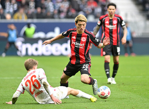 新ポジションで苦戦中のフランクフルトMF堂安律　現地紙も「突破力がない」と厳しい指摘