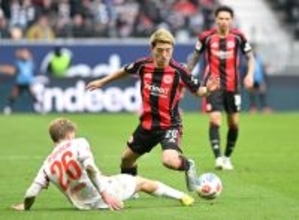 新ポジションで苦戦中のフランクフルトMF堂安律　現地紙も「突破力がない」と厳しい指摘