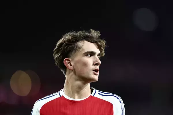 「15歳のメッシだってここまで上手くなかった」「数年後にはバロンドール」　アーセナルの新星ダウマンが股抜きからのルーレットで3人抜きの衝撃ゴール！