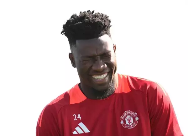 「ユナイテッド史上「ワースト守護神」が反撃　マティッチの痛烈批判にトロフィーを掲げる写真で挑発「私は世界最高のクラブでトロフィーを掲げてきた」」の画像