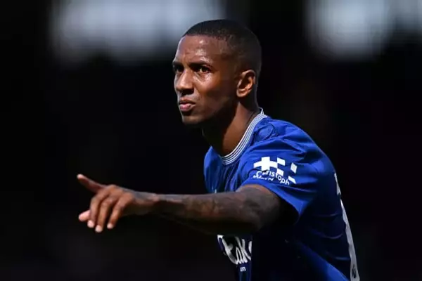 まさかのユナイテッドOBがアウェイエンドに！　スタンドでの古巣応援にファンはチャントを熱唱、歓喜の声「これこそがレジェンドのあるべき姿だ」