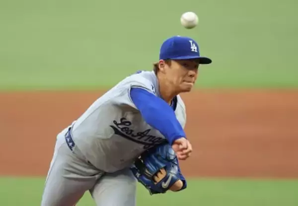 「ドジャース、山本由伸が6回2死までブレーブス打線に無安打ピッチング　防御率は0.90と再び1点台を下回る」の画像