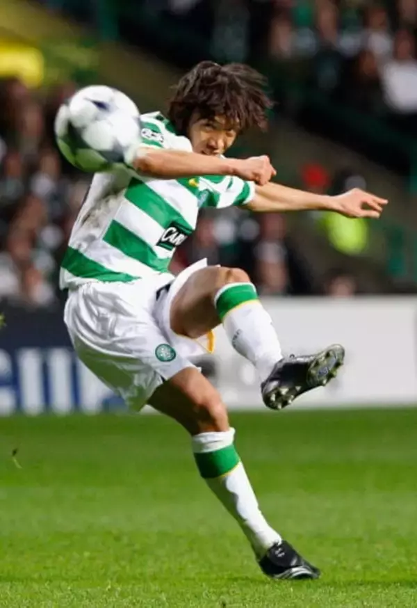 中村俊輔、AIが選ぶ《サッカー史上最高のフリーキッカーTOP20》に選出！　「マンチェスター・ユナイテッド戦でのFKは伝説」　