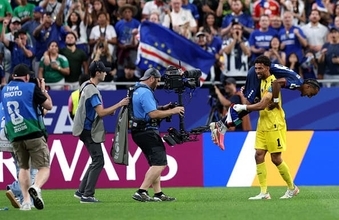 W杯屈指の名シーンに　カーボベルデ代表DFがスーパーゴール直後に恋人と抱擁