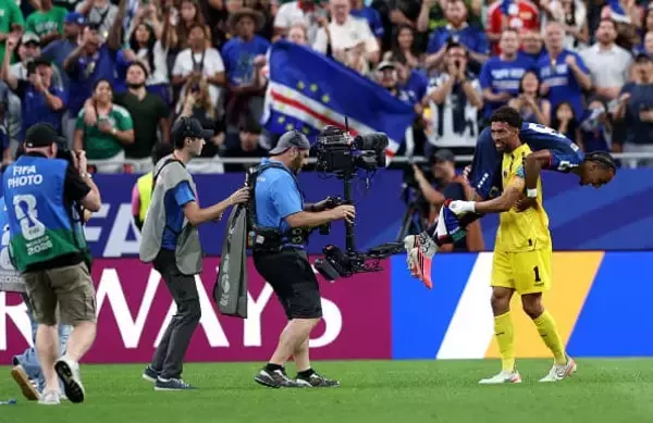 W杯屈指の名シーンに　カーボベルデ代表DFがスーパーゴール直後に恋人と抱擁