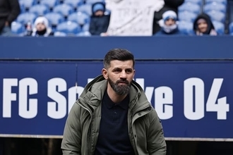 目指すのはラングニック　シャルケをブンデス2部で1位へ押し上げる43歳青年指揮官の挑戦「私のアイディアのベースはラングニック」