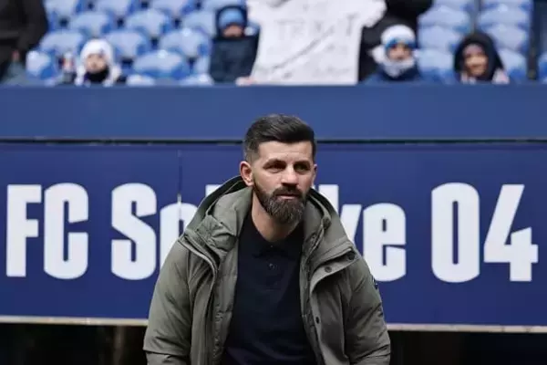 目指すのはラングニック　シャルケをブンデス2部で1位へ押し上げる43歳青年指揮官の挑戦「私のアイディアのベースはラングニック」