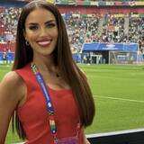 「［写真アリ］ミス・スロバキアのファイナリストにもなった美人リポーターが話題呼ぶ　スロバキア代表に密着する勝利の女神」の画像1