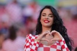 W杯で“セクシーすぎるサポーター”と言われたクロアチア人モデルに再びの注目　3月のクロアチア戦でハーフタイムショーに登場「夢が叶った」