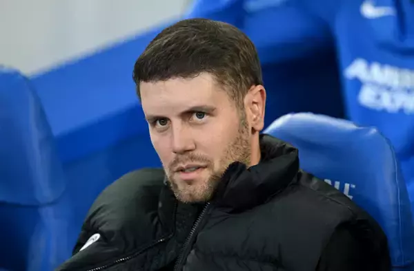 ヒュルツェラー監督が極秘結婚か……　今夏に交際を公表した34歳女優と国際Aマッチウィーク中に入籍と独紙報道　ブライトン指揮官の左手薬指にも注目