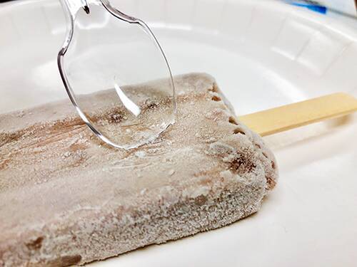 史上最強に硬いアイスはどっちだ あずきバー Vs シンカンセンスゴイカタイアイス を勝手に戦わせてみた 18年11月日 エキサイトニュース