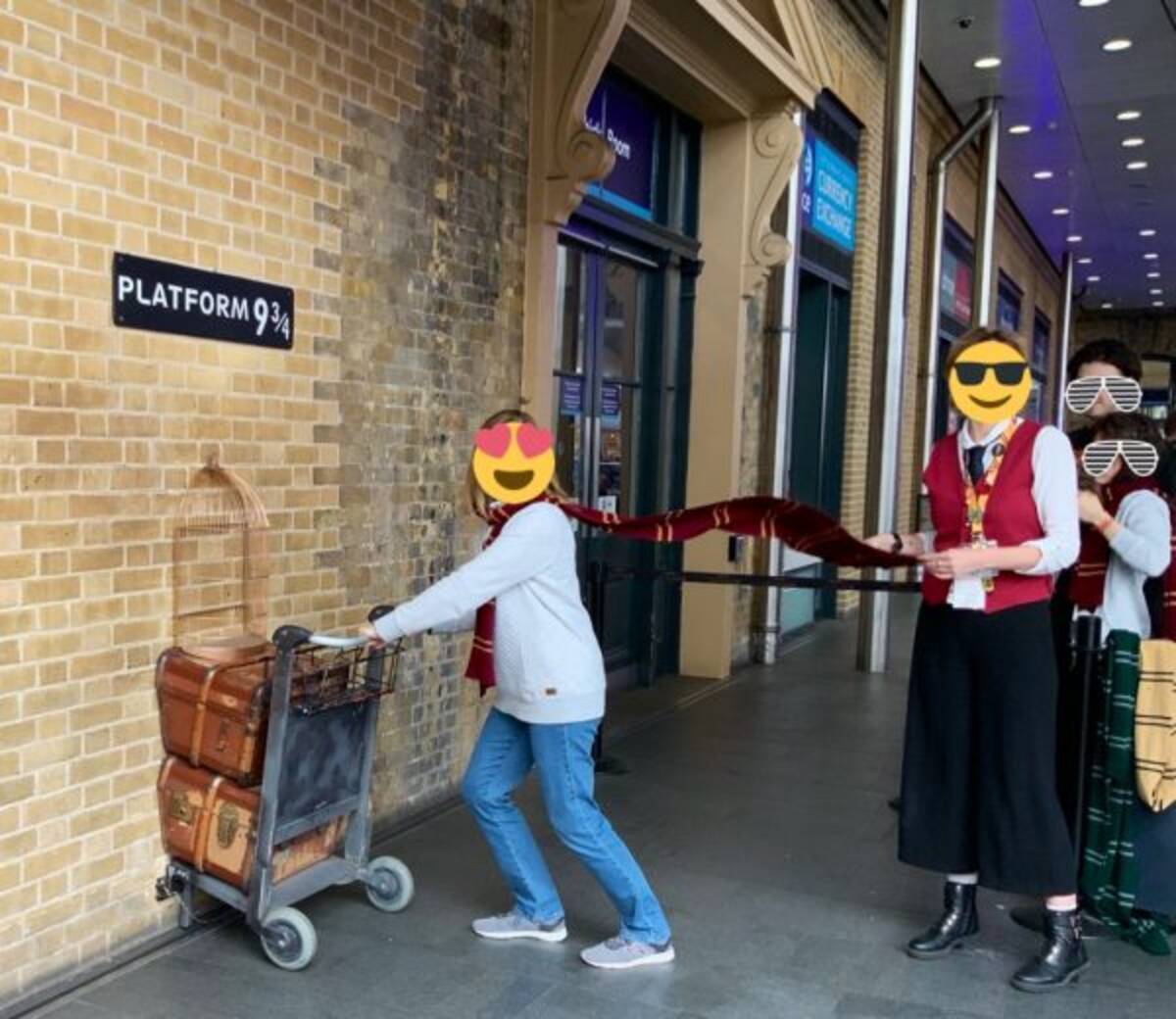 ハリポタ聖地では 9と3 4番線に入ります の瞬間 マフラーをファサッとさせてくれる人がいるらしい 19年6月7日 エキサイトニュース