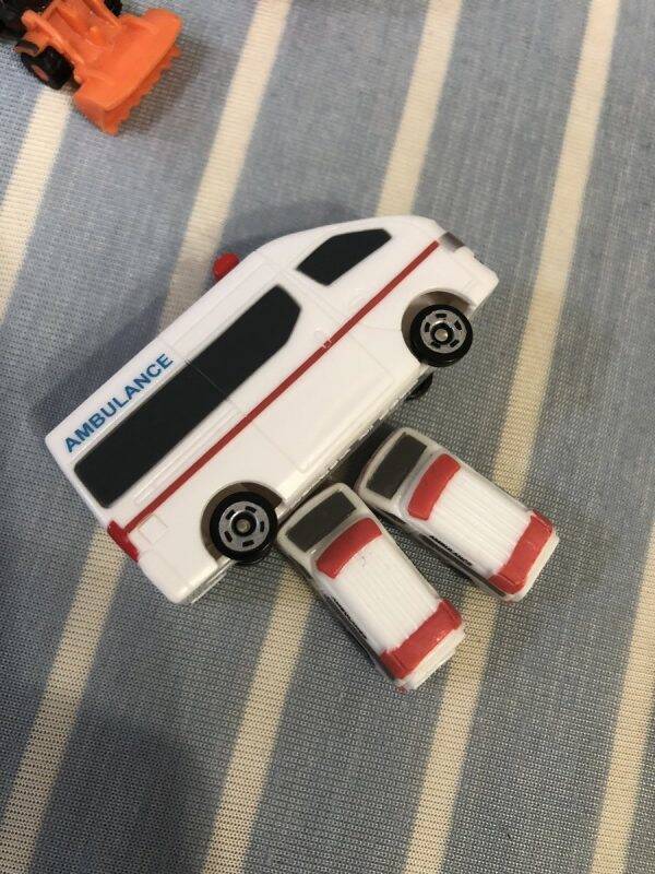 救急車が授乳してる ぬいぐるみ遊びに影響を受けた2歳の男の子の遊び方がナナメ上だった 19年8月14日 エキサイトニュース