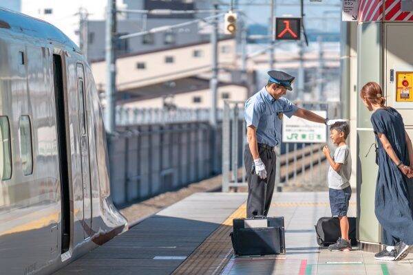 これぞ神対応 北陸新幹線の運転士さんが男の子に帽子をかぶらせてくれた光景がすてき 19年9月12日 エキサイトニュース