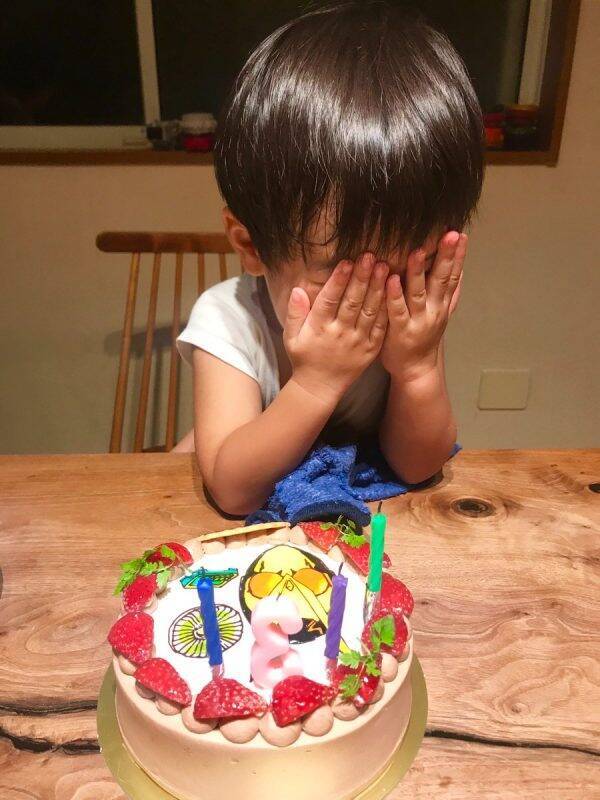 3歳の男の子 大好きな 旧式の扇風機 を描いた誕生日ケーキを見てうれしさのあまり泣き崩れる 2019年10月7日 エキサイトニュース