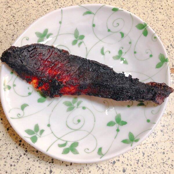 まるでゴジラの肉片っぽい 焼きすぎて 灼熱の鮭 になってしまったシャケがジワジワくる 19年12月17日 エキサイトニュース