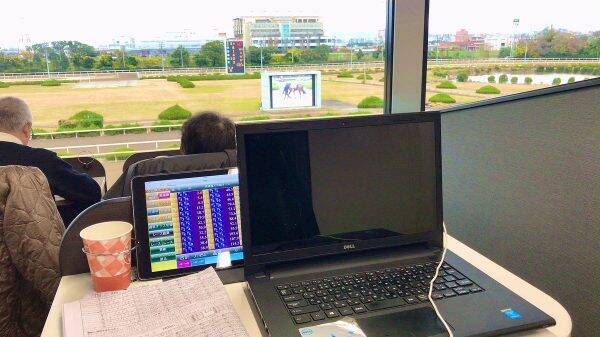 休憩中なぜか6万稼げた 競馬場の指定席を コワーキングスペース として仕事するアイデアが魅力的 19年12月日 エキサイトニュース