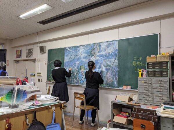 卒業生に届け 春日部東高校美術部が描いた 天気の子 の黒板アートがクオリティ高すぎる 年3月16日 エキサイトニュース