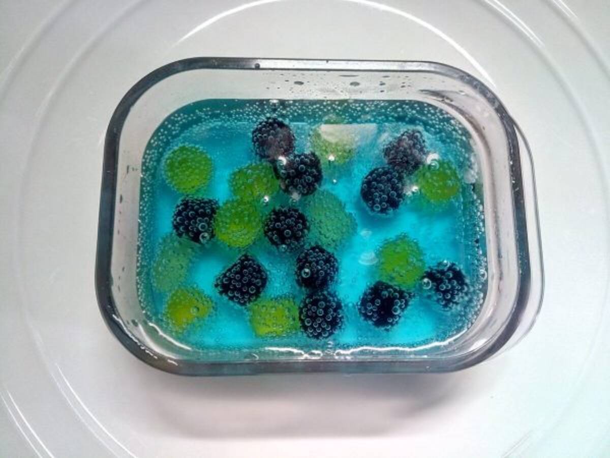 グミを漬けると青い炭酸飲料が透明に 小さな謎から壮大な実験がスタート 年6月1日 エキサイトニュース