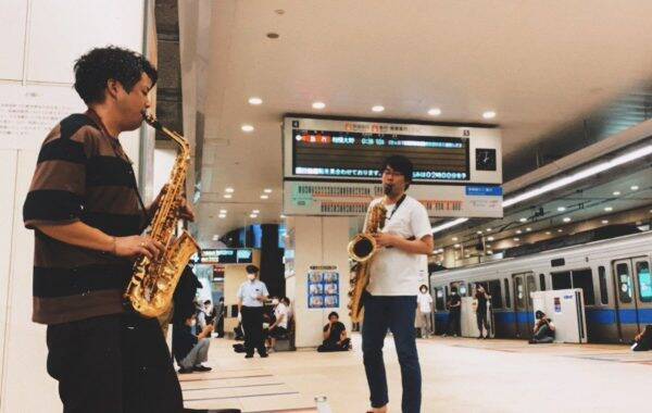 事故で終電がストップした駅のホームでサックス奏者が 演奏会 励ましの音楽に ありがとう の声 年9月16日 エキサイトニュース